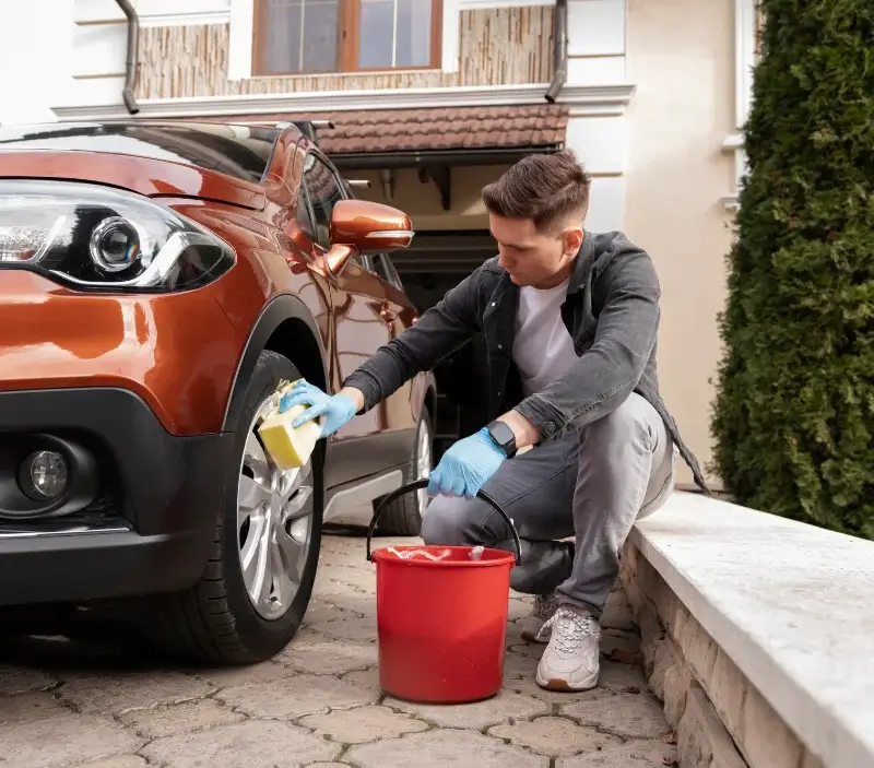 Lavage auto à domicile Saint-Julien-Gaulène : professionnel intervenant sur un véhicule